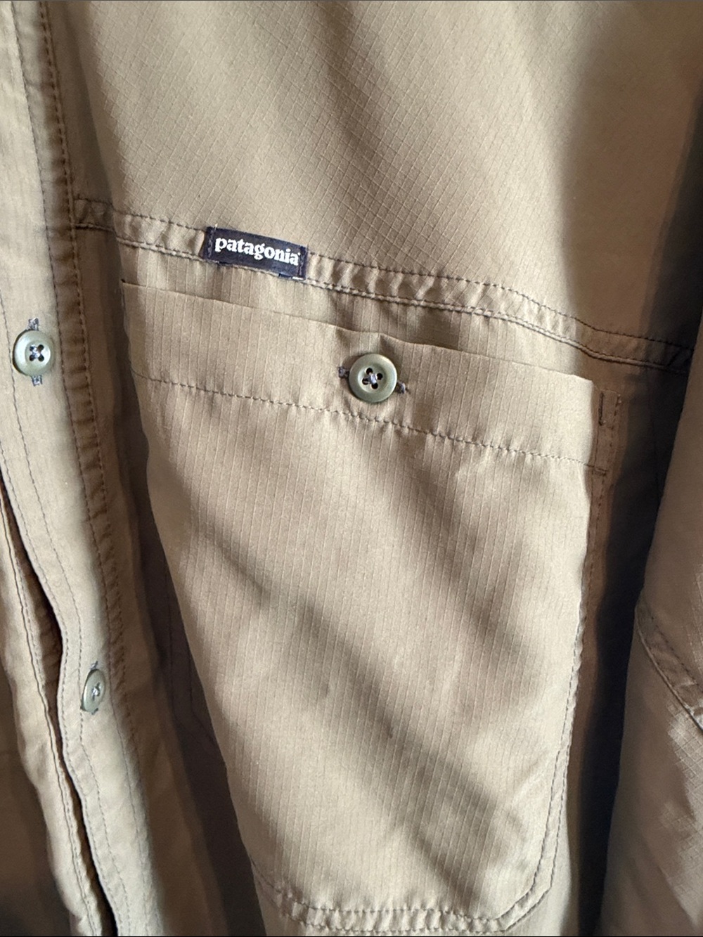 Men's Two-Tone Olive and Gray Patagonia Button-Up Shirt - Picture 3 of 7